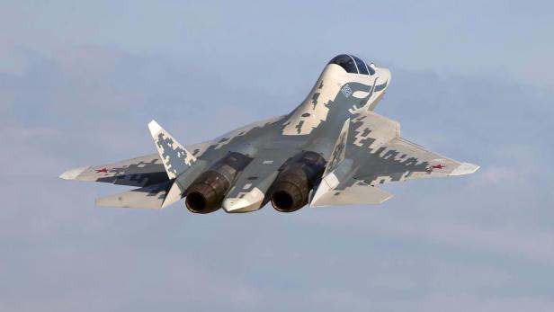 Kampfjet Su-57D fliegt bei bewölktem Himmel