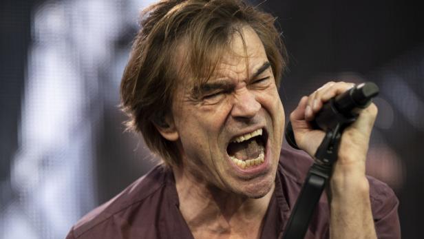 Campino mit braunen Haaren singt mit weit geöffnetem Mund ins Mikrofon.