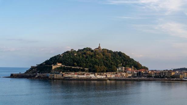 Der Monte Urgull in Donostia-San Sebastián mit der Aussichtsplattform Baluarte del Mirador, von der ein Tourist tödlich abstürzte.