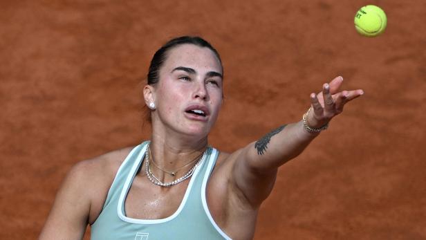 Die Nummer 1 der Welt: Die Belarussin Aryna Sabalenka bei einem Aufschlag auf einem Sandplatz.