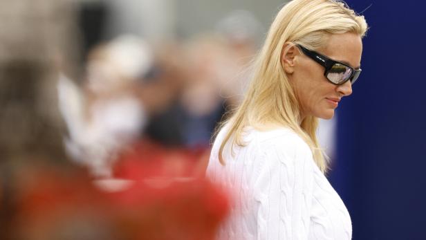 Vanessa Trump mit Sonnenbrille und weißem Pullover blickt zur Seite.
