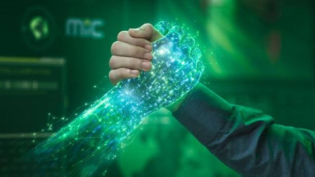 Menschliche Hand schüttelt digitale, leuchtende Hand vor grünem, technischem Hintergrund.