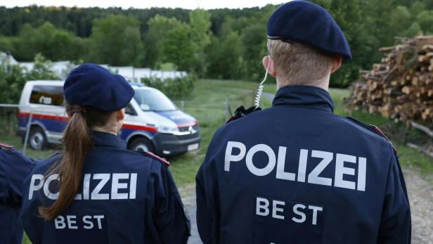 Die Einsatzkräfte eilten am Mittwochnachmittag zu dem Tatort in dem abgelegenen Waldstück im Bezirk Weiz.