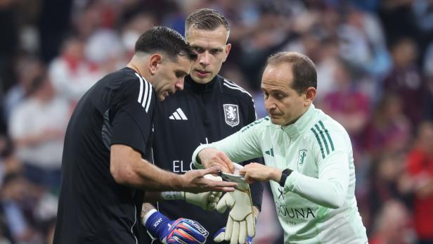 Emiliano Martinez mit gebrochenem Finger.