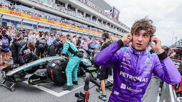 Kimi Antonelli steckt sich die Stöpsel in die Ohren