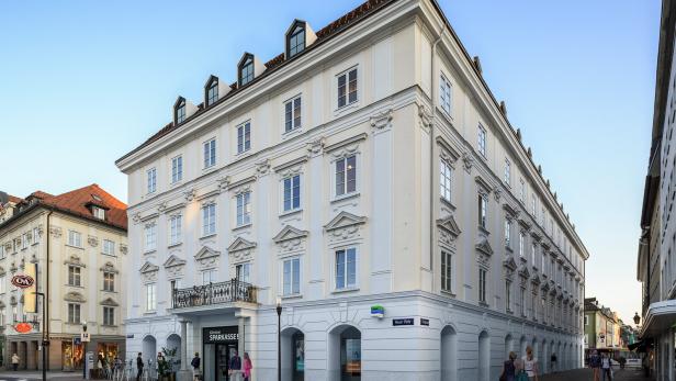 Der Hauptsitz der Kärntner Sparkasse am Neuen Platz in Klagenfurt, die Fassade wurde saniert, die Räume innen umgestaltet. 