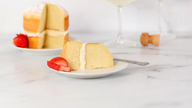 Ein Stück Kuchen stecht auf einem Marmortisch