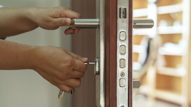 Wer für die Erhaltung der Wohnungseingangstüre zuständig ist, hängt von der konkreten Vereinbarung ab.  