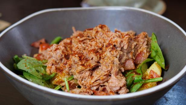 Thunfischsalat mit frischem Gemüse in einer Schüssel serviert.