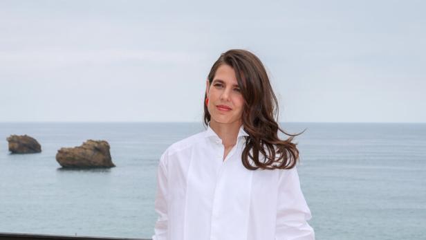 Chanel Cruise: Charlotte Casiraghi im Schwarz-Weiß-Look heute in Chanel.