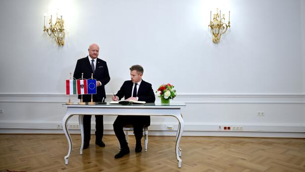 Magyar unterschreibt Abkommen, Stocker steht links neben ihm