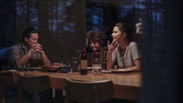 Eine Familie sitzt um den Tisch in dem Film "Minotaur“ von Andrei Swjaginzew.