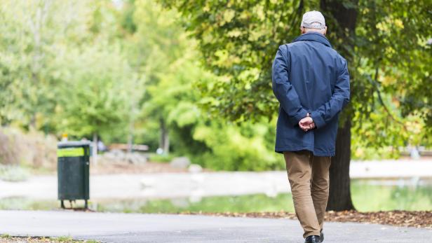 Pensionist spaziert im Stadtpark