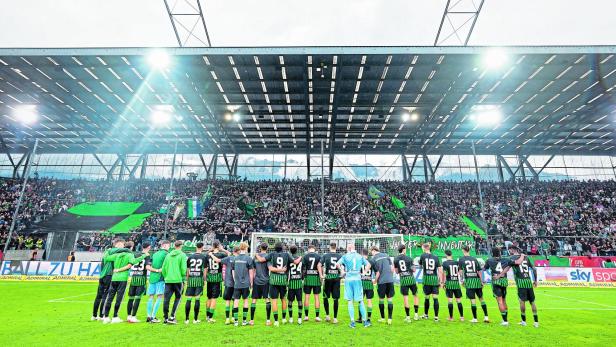 Die Fans des FC Wacker feiern ihre Mannschaft
