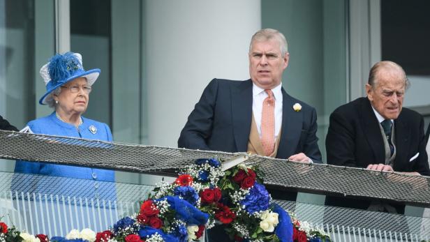 Königin Elisabeth II., Ex-Prinz Andrew und Prinz Philip auf einem Balkon mit Blumenschmuck.