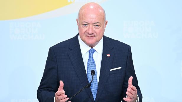 Christian Stocker spricht am Rednerpult des Europa Forum Wachau '26.