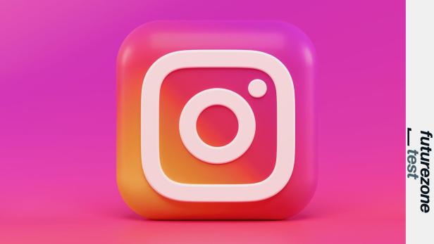 Weißes Instagram-Logo auf einem quadratischen, bunten Verlaufshintergrund in Pink, Orange und Lila.