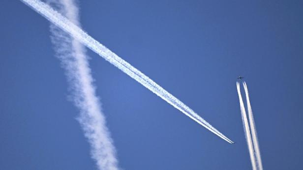 ++ THEMENBILD ++ LUFTFAHRT/TRANSPORT/KLIMA/EMISSIONEN/CO2/KLIMAWANDEL/TREIBHAUSGASE