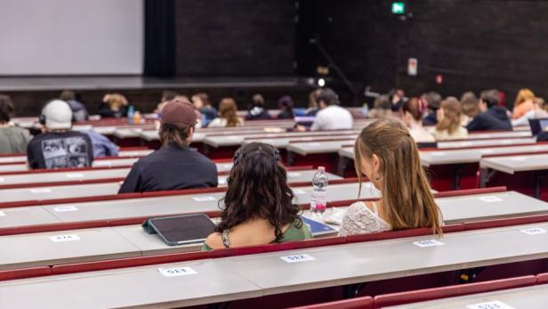 Studierende im Audimax der Universität Wien
