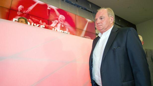 epa03730504 FC Bayern Munich&#039;s President Uli Hoeness takes part in the farewell press conference for head coach Jupp Heynckes at Allianz Arena in Munich, Germany, 04 June 2013. Heynckes postponed a decision about retirement or a future in soccer after leading Bayern Munich to a title treble, saying he needs time to reflect after leading Bayern Munich to a title treble. EPA/MARC MUELLER