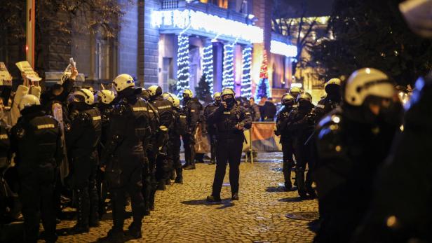 Archivbild: Polizei vor der Universität in Belgrad