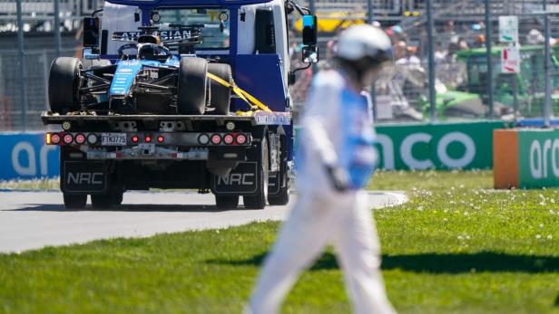 Das Auto von Alexander Albon wird abtransportiert.