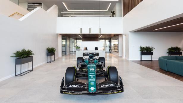 Ein Formel-1-Auto von Aston Martin steht im Eingangsbereich zur Fabrik.