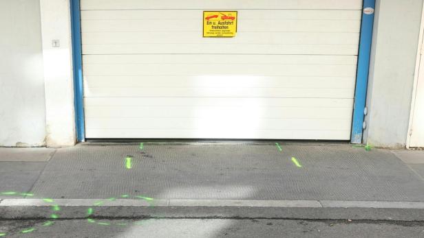 Garagezufahrt in der Hartlgasse in Wien-Brigittenau mit Markierungen am Boden nach dem schweren Unfall eines Kindes mit einem Pkw.