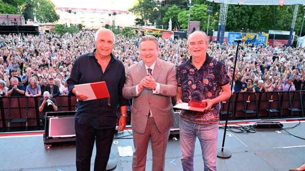 Herbert Prohaska und Hans Krankl werden von Bürgermeister Michael Ludwig am Rathausplatz vor jubelnder Menge mit dem Goldenen Ehrenzeichen der Stadt Wien ausgezeichnet.