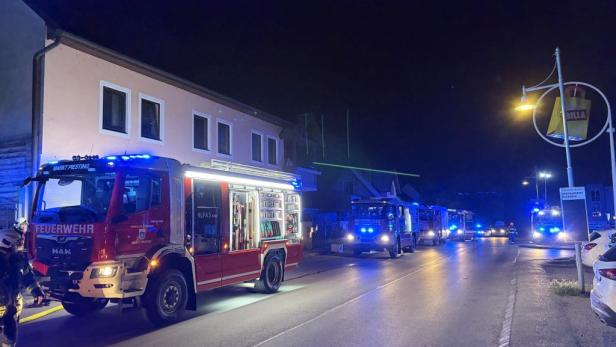 Feuerwehr-Autos vor einem Gebäude.