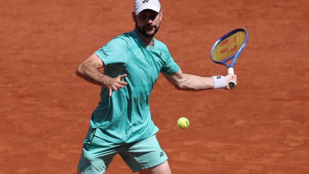 Jurij Rodionov schlägt bei den French Open einen Ball.