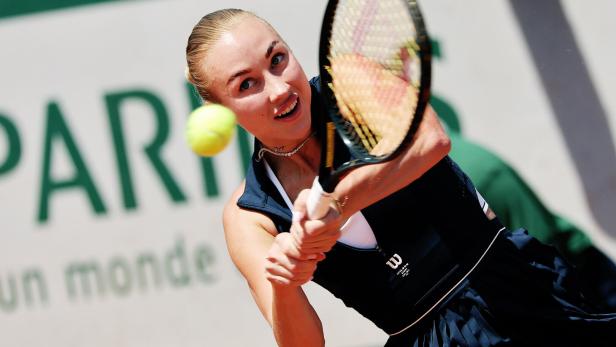 Anastasia Potapowa schlägt bei den French Open auf einen Ball.