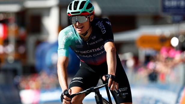 Felix Gall überquert beim Giro die Ziellinie