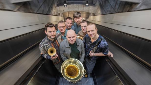 Sieben Männer mit Musikinstrumenten
