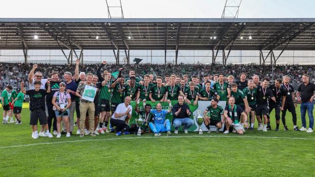 Der FC Wacker bejubelt den Triumph im Kerschdorfer Tirol Cup