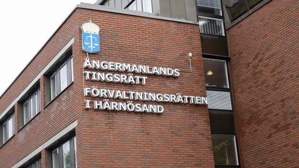 Backsteingebäude mit schwedischem Wappen und der Aufschrift „Ångermanlands Tingsrätt Förvaltningsrätten i Härnösand“.