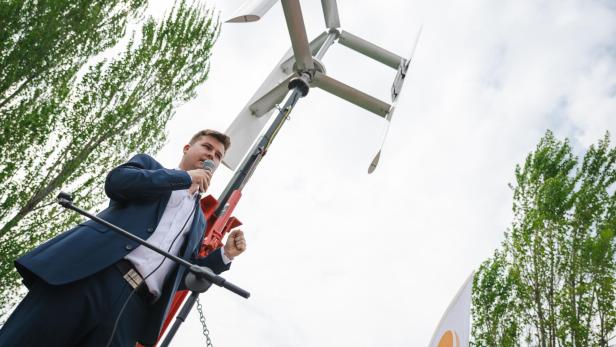 Wendy-Windernergy-CEO Michael Strudler steht vor einer seiner Windkraftanlagen