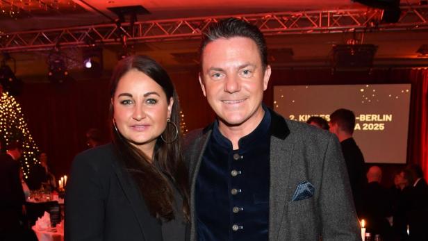 Stefan Mross im Trachten-Look und Eva Lunginger im schwarzen Blazer