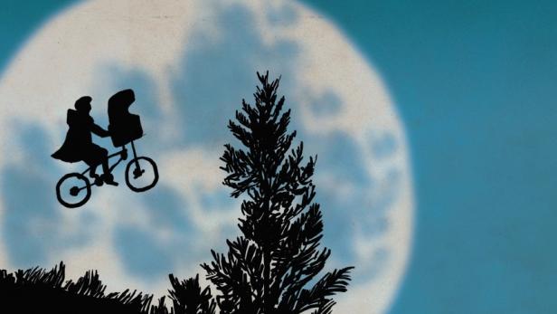 Ein Rad fliegt durch die Luft, im Hintergrund leuchtet der Mond