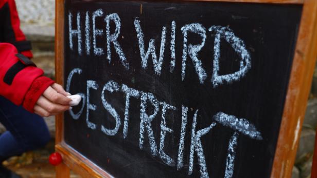 ++ THEMENBILD ++ SSTREIK / GEWERKSCHAFT / PROTEST / LOHNVERHANDLUNGEN / KV-VERTRAG