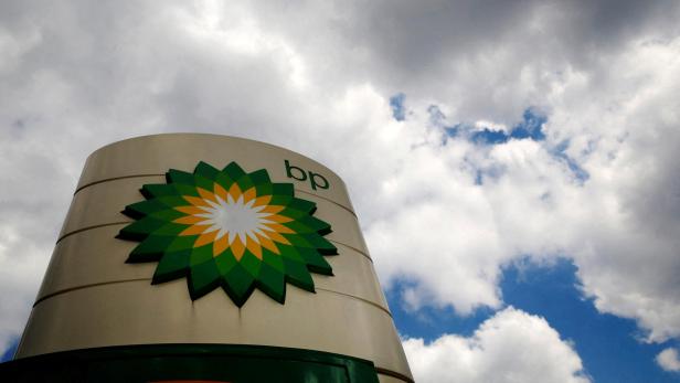 BP Tankstellenschild vor dunklen Wolken.