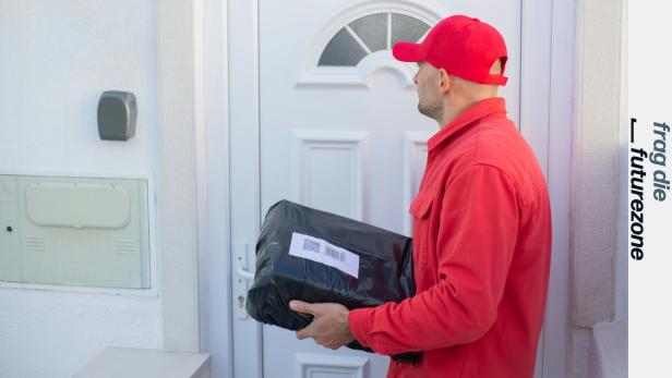 Paketbote in roter Kleidung liefert ein schwarzes Paket an eine Haustür.