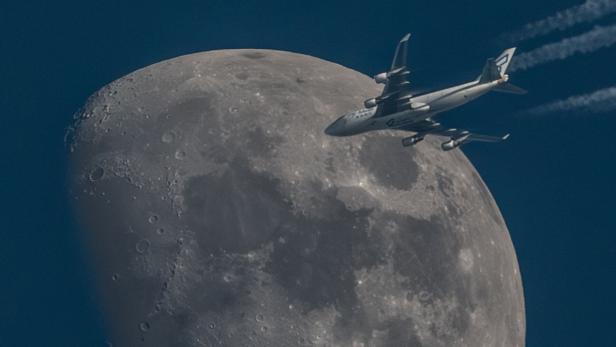 Mond mit Flugzeug