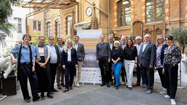 Gruppenfoto von Teilnehmern des Sanierungsgipfels 2026 vor einem historischen Gebäude.