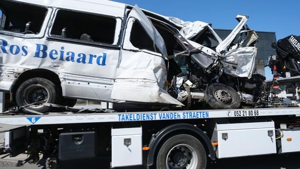Wrack des Schulbusses auf Abschleppwagen