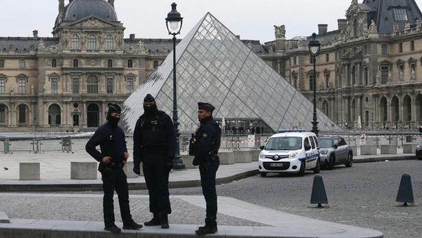 Louvre mit Polizisten.