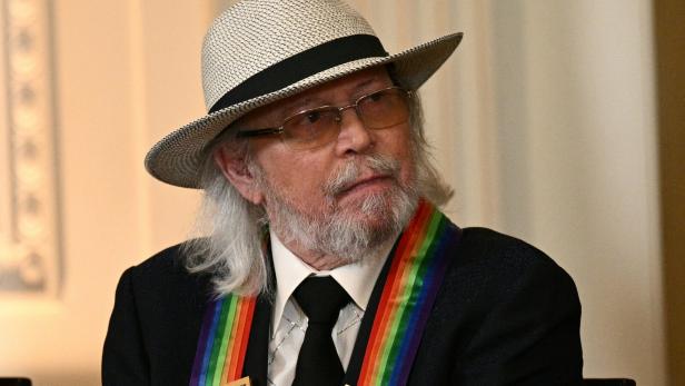 Barry Gibb mit Hut und Brille trägt eine Kennedy Center Honor-Schärpe.