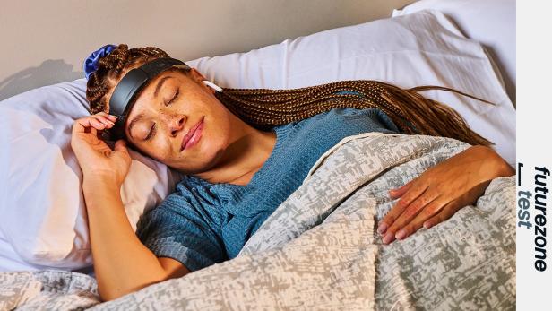 Eine Frau liegt entspannt im Bett und trägt das Muse Athena S Stirnband, das zur Messung von Gehirnwellen während des Schlafs genutzt wird.