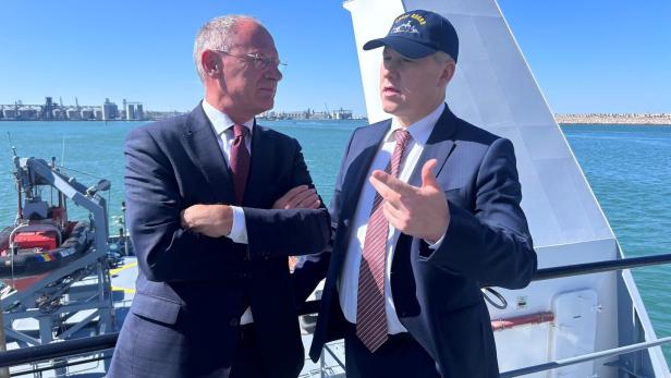 Innenminister Gerhard Karner zu Besuch bei seinem rumänischen Amtskollegen Cătălin Predoiu auf einem Schiff der Küstenwache.