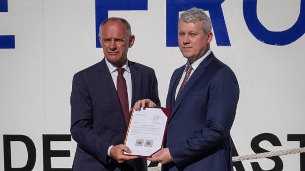 Innenminister Gerhard Karner übergab seinem rumänischen Amtskollegen Cătălin Predoiu das sichergestellte Kulturgut.
